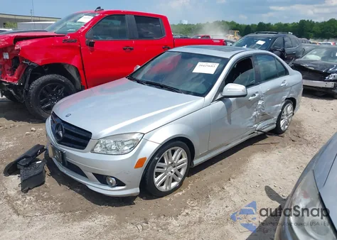 2009 Mercedes-Benz C 300 Luxury/Sport z USA, uszkodzony, nr VIN WDDGF54XX9R052607